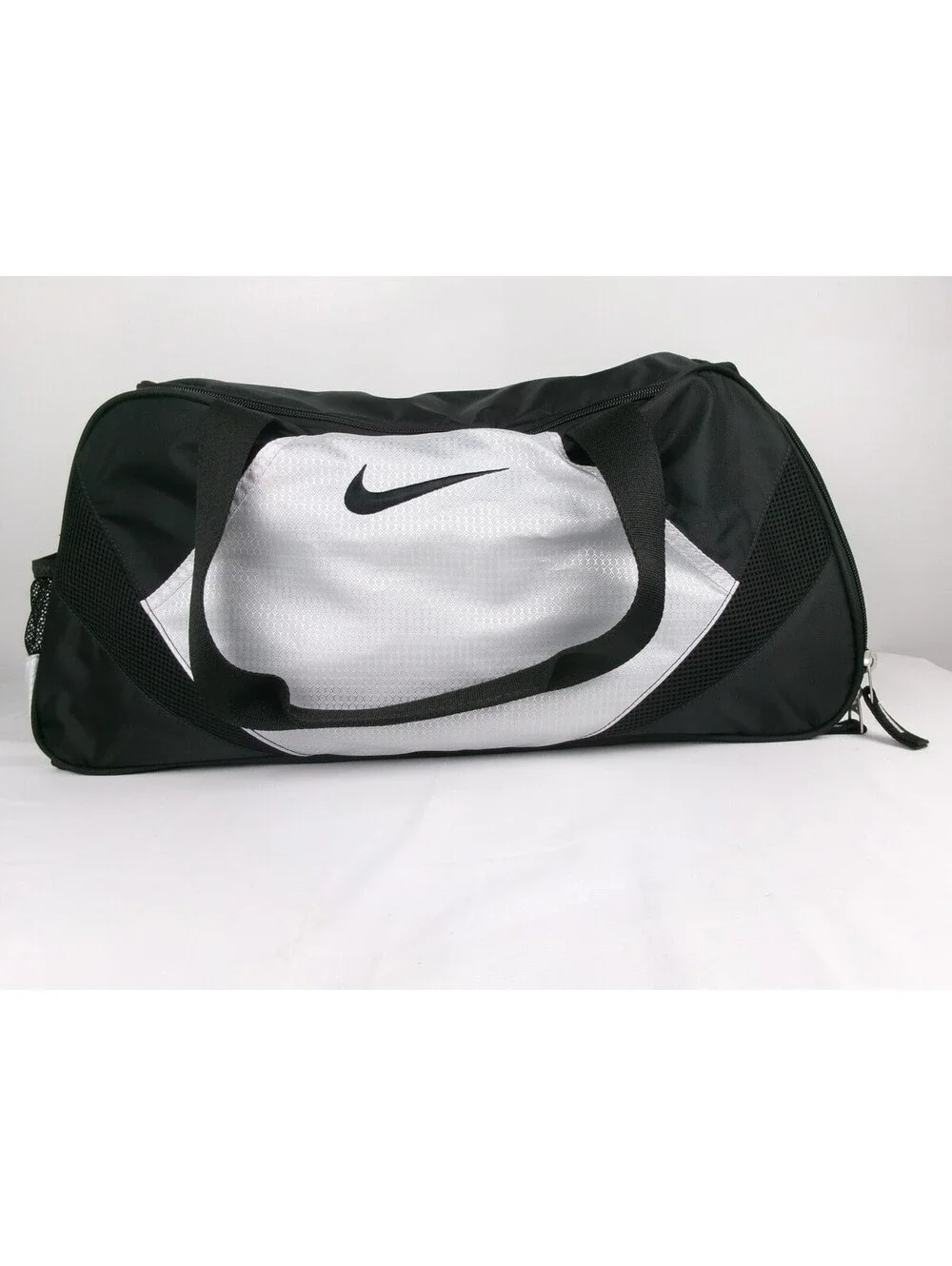 Vintage 2010 Nike Gym Duffel Bag Black Silver BA2773-040 Shoe Compartment
